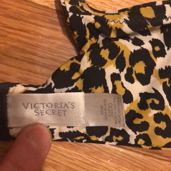 Victoria's Secret Demi Size 32DD - Picture 7 of 8